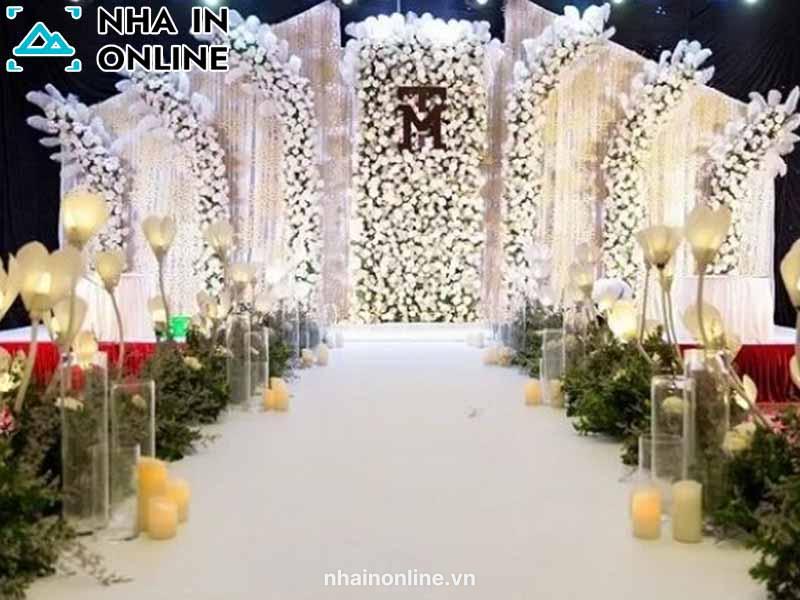 Background sân khấu đám cưới thường mang màu sắc tươi sáng và lấp lánh