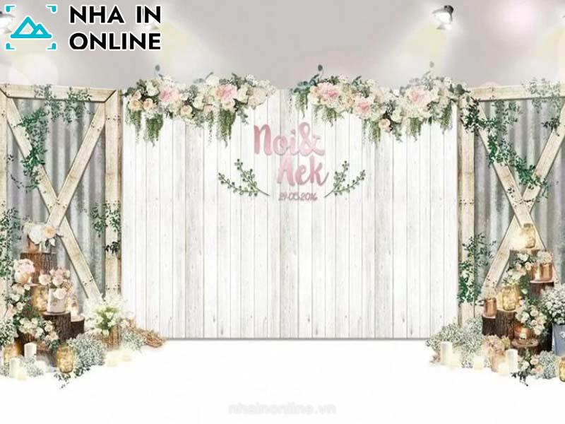 Backdrop cưới đẹp và ấn tượng với phông trắng và hoa đính kèm