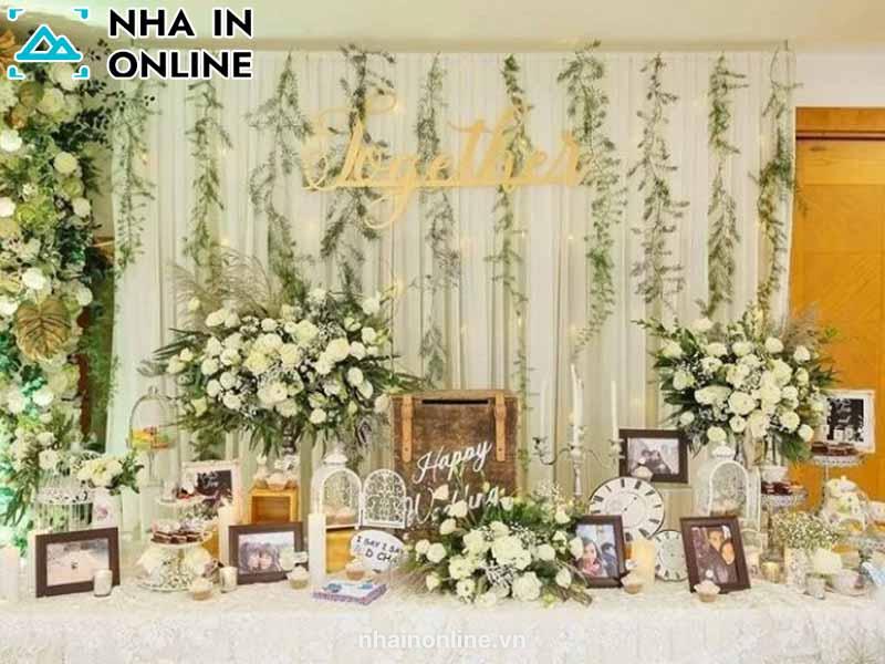 Trang trí background cưới kết hợp ảnh và hoa vô cùng ý nghĩa