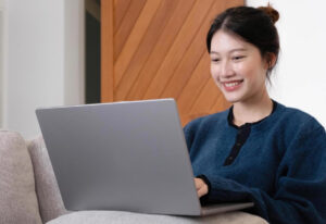 dùng máy tính laptop để duyệt website